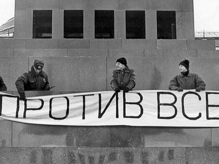 33 FRAGMENTS OF RUSSIAN PERFORMANCE